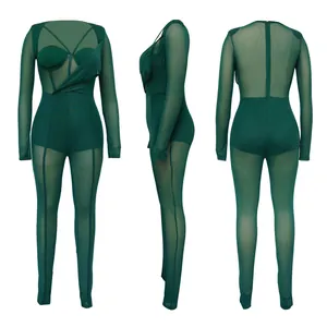 Vue sous trois angles d'une combinaison sexy en mesh vert foncé pour boîte de nuit