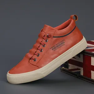 Sneakers casual da uomo alte arancioni con suola piatta color crema e finitura in ecopelle