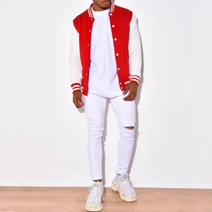 Vollansicht der rot-weißen Herren-Baseballjacke kombiniert mit modischen weißen Jeans