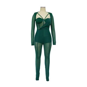 Vue détaillée de la combinaison en mesh vert foncé avec manches transparentes et bustier