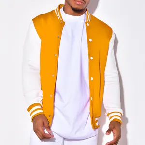 Detail einer gelb-weißen Herren-Baseballjacke mit Druckknöpfen und Streifenbesatz