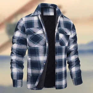 Veste à carreaux pour hommes avec doublure matelassée chaude et col à revers chic.