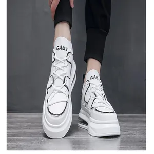 Vista detallada de zapatillas de plataforma blancas con ribetes negros y suela de aire.