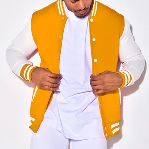 Detailansicht einer gelb-weißen Collegejacke mit gestreiften Rippbündchen