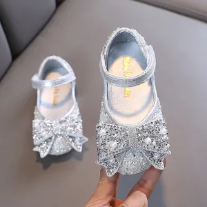 Elegante zilver glinsterende prinsessenschoenen voor meisjes met een grote strasstrik
