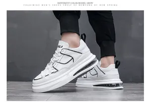 Detalle de zapatillas de moda blancas para hombre con suela de cámara de aire
