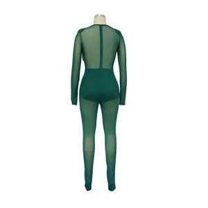 Vue arrière d'une combinaison en maille transparente vert foncé sur un mannequin