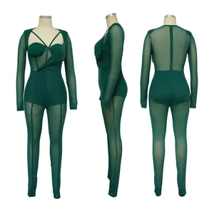 Vue détaillée sous trois angles d'une combinaison sexy en résille vert foncé.