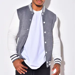 Detailaufnahme einer grau-weißen Herren-Collegejacke mit gestreiften Rippbündchen.