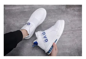Detail of white high-top men's sneakers with blue elastic band and air cushion sole.