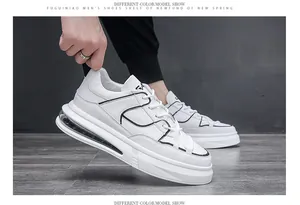 Foto en acción de zapatillas de moda blancas para hombre con suela de cámara de aire