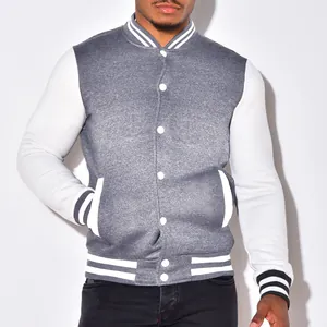 Klassische grau-weiße Herren-Collegejacke mit stilvollem Streifenbesatz und Knöpfen.