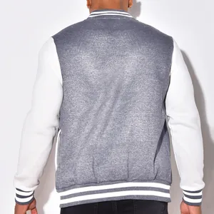 Rückansicht einer grau-weißen Herren-Collegejacke mit gestreiften Bündchen und Saum.