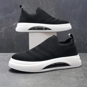 Vista laterale di scarpe a calzino da uomo in flyknit nero traspirante con suola bianca
