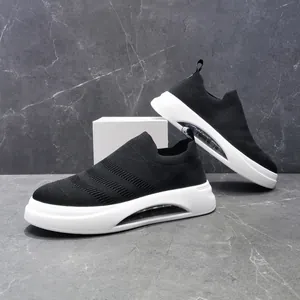 Sneakers uomo in maglia nera traspirante con suole spesse bianche a cuscino d'aria
