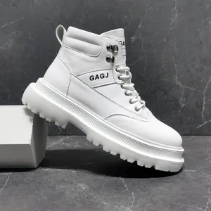 Detail van zijaanzicht van witte herenboots met dikke plateauzool en vetersluiting design