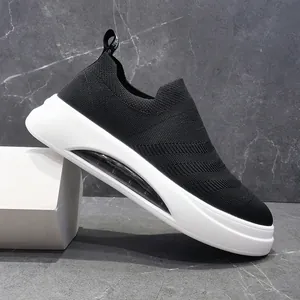 Vista dettagliata di sneaker in maglia nera traspirante con suola platform bianca