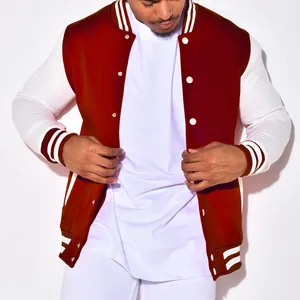 Detail der kastanienbraunen Herren-Collegejacke mit weißen Ärmeln und Streifenrippen.