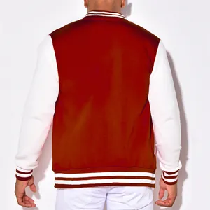 Rückansicht einer klassischen kastanienbraunen und weißen Varsity-Jacke für Herren
