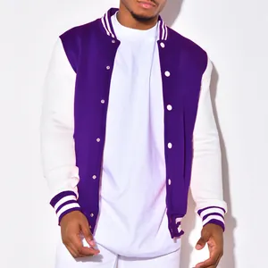 Detailansicht einer lila-weißen Herren-Collegejacke mit gestreiften Rippbündchen und Knöpfen