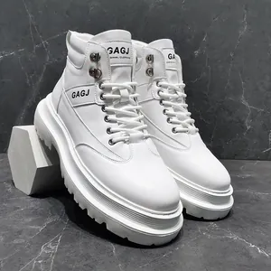 Gedetailleerd zijaanzicht van witte high-top platform motorlaarzen voor stijlvolle mannen