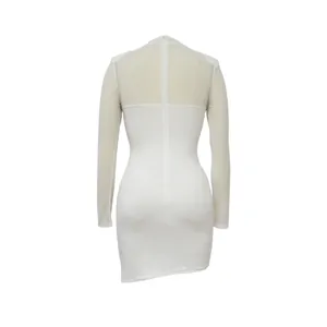 Πίσω όψη λευκού μίνι φορέματος bodycon με διαφανείς λεπτομέρειες από δίχτυ.