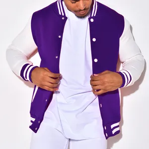 Nahaufnahme einer lila-weißen Varsity-Baseballjacke für Herren mit Stehkragen.