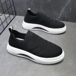 Sneaker nere traspiranti in maglia a calzino con eleganti suole bianche spesse