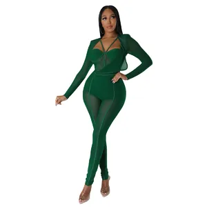 Vue détaillée de la combinaison sexy en maille transparente vert foncé à col en V