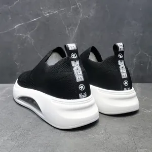 Vista posteriore di sneaker in maglia nera traspirante con suola bianca spessa.