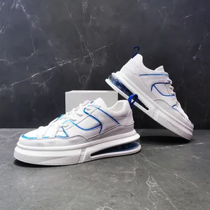 Vista lateral de zapatillas blancas para hombre con suelas de cámara de aire azul