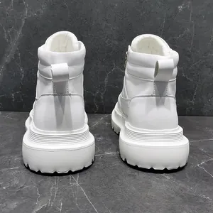 Achteraanzicht van witte heren high-top platform boots met dikke profielzolen