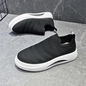 Vista dettagliata di sneaker a calzino in maglia nera traspirante con suola bianca.
