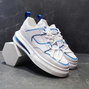 Detalle de zapatillas blancas para hombre con toques azules y suela con cámara de aire visible