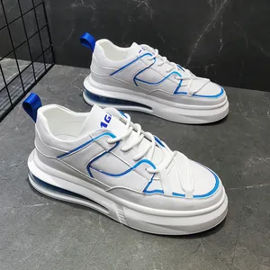 Vista detallada de zapatillas blancas para hombre con cámara de aire y adornos azules.