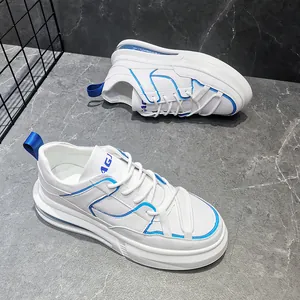 Zapatillas blancas casuales para hombre con bordes azules y unidad de cámara de aire visible