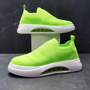 Vista dettagliata delle sneakers neon verdi traspiranti in fly-knit da uomo con suola spessa