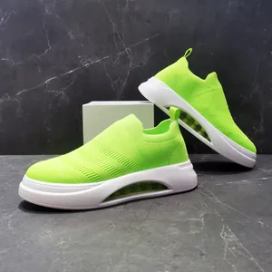 Dettaglio delle scarpe slip-on traspiranti verde neon con comoda suola a cuscinetto d'aria