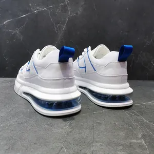 Vista detallada de zapatillas blancas de moda para hombre con cámara de aire azul.