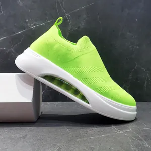 Sneaker a calzino flyknit verde neon con suola bianca spessa e dettaglio cuscino d'aria.