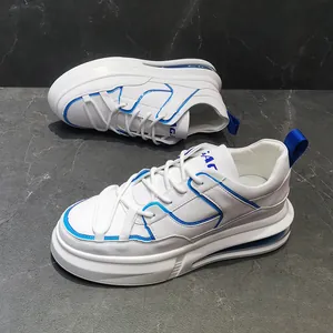 Modernas zapatillas de moda blancas y azules para hombre con suela de cámara de aire