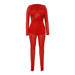 Vue de face d'une combinaison rouge sexy en mesh transparent à manches longues