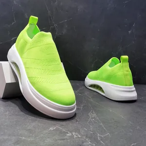 Vista laterale dettagliata delle sneaker slip-on flyknit traspiranti verde neon da uomo