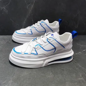 Vista lateral detallada de zapatillas de moda para hombre en blanco y azul con cámara de aire