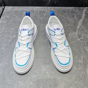 Vista detallada de zapatillas blancas para hombre con detalles azules