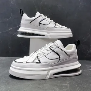 Vista detallada de zapatillas de hombre blancas con cámara de aire y detalles negros