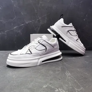 Primer plano de zapatillas blancas para hombre con suela de cámara de aire vista