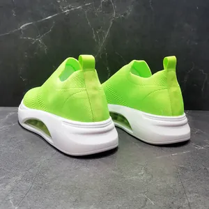 Vista posteriore di sneakers in maglia verde neon traspiranti con suola ammortizzata.