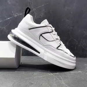Detalle de zapatillas blancas de moda para hombre con suela de aire y toques negros