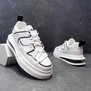 Primer plano detallado de zapatillas blancas con bordes negros y talón con cámara de aire